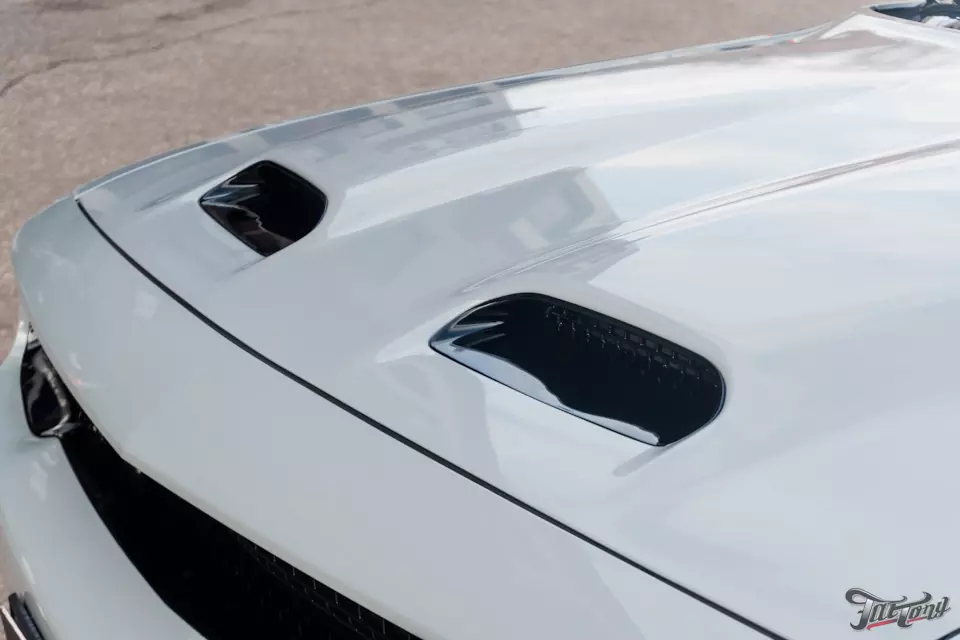 Dodge Challenger Hellcat Redeye. Окрас текстурного пластика в цвет кузова и черный глянец и полная оклейка кузова в глянцевый полиуретан!